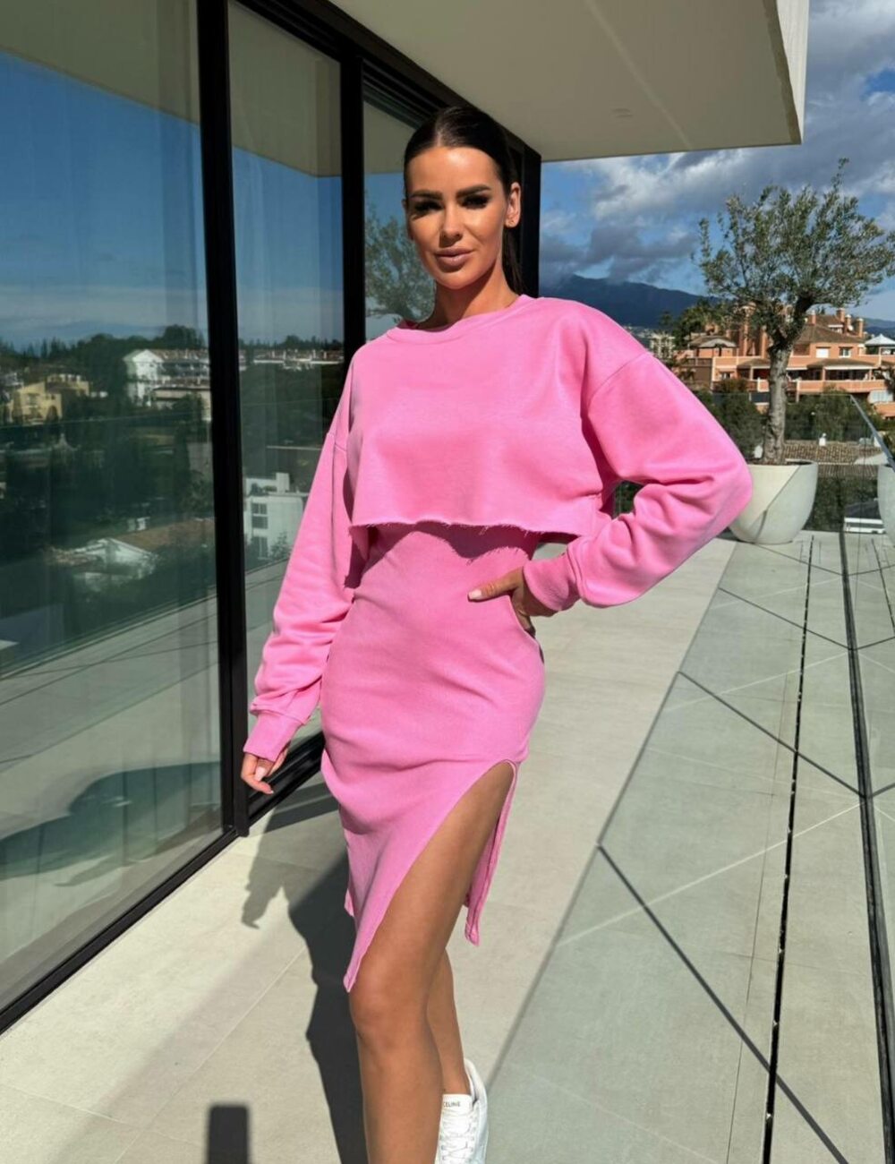 Костюм складається з сукні та укороченої кофти, колір рожевий