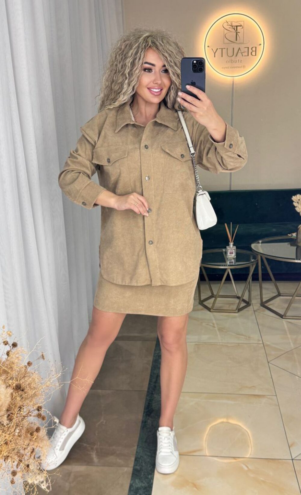 Костю двійка складається з сорочки оверсайз і спідниці, колір бежевий