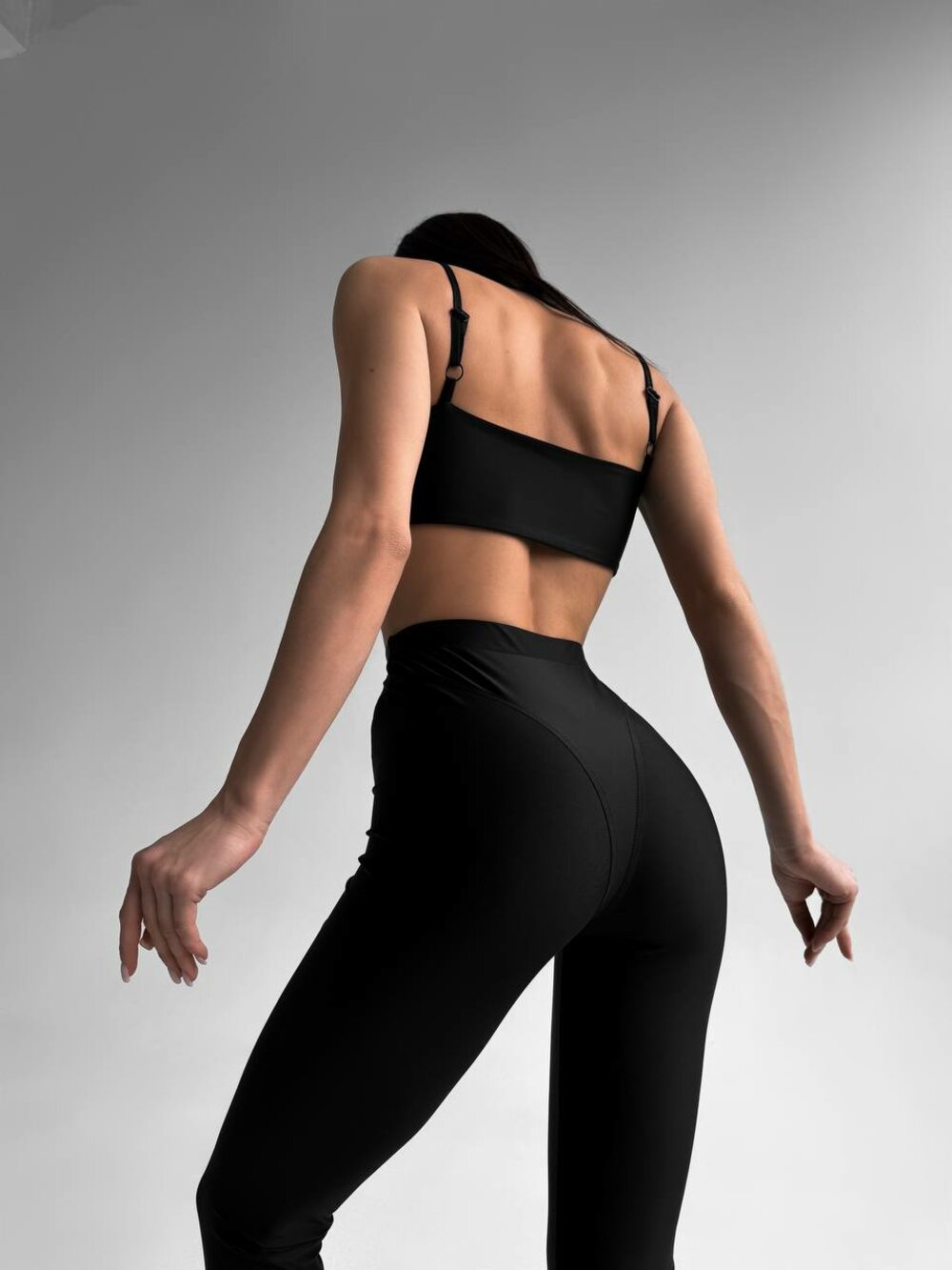 Спортивний комплект складається з топу та лосин, колір чорний