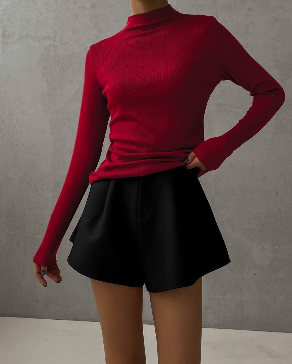 Костюм з гольфу в рубчик і кашеміровий шорт, колір гольфу червоний, чорні шорти