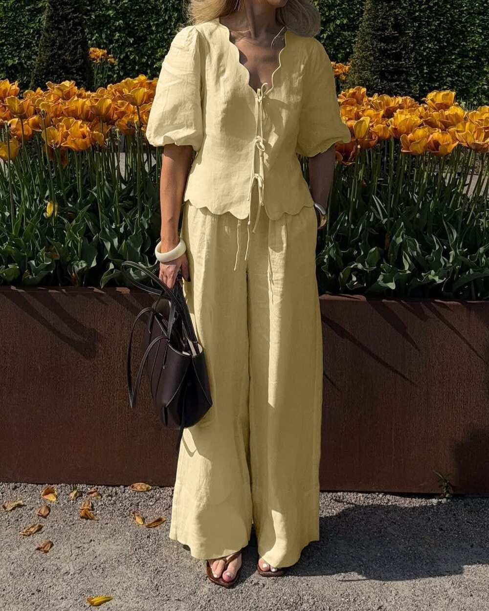 Костюм двійка складається з блузки та штанів, колір лимонний.