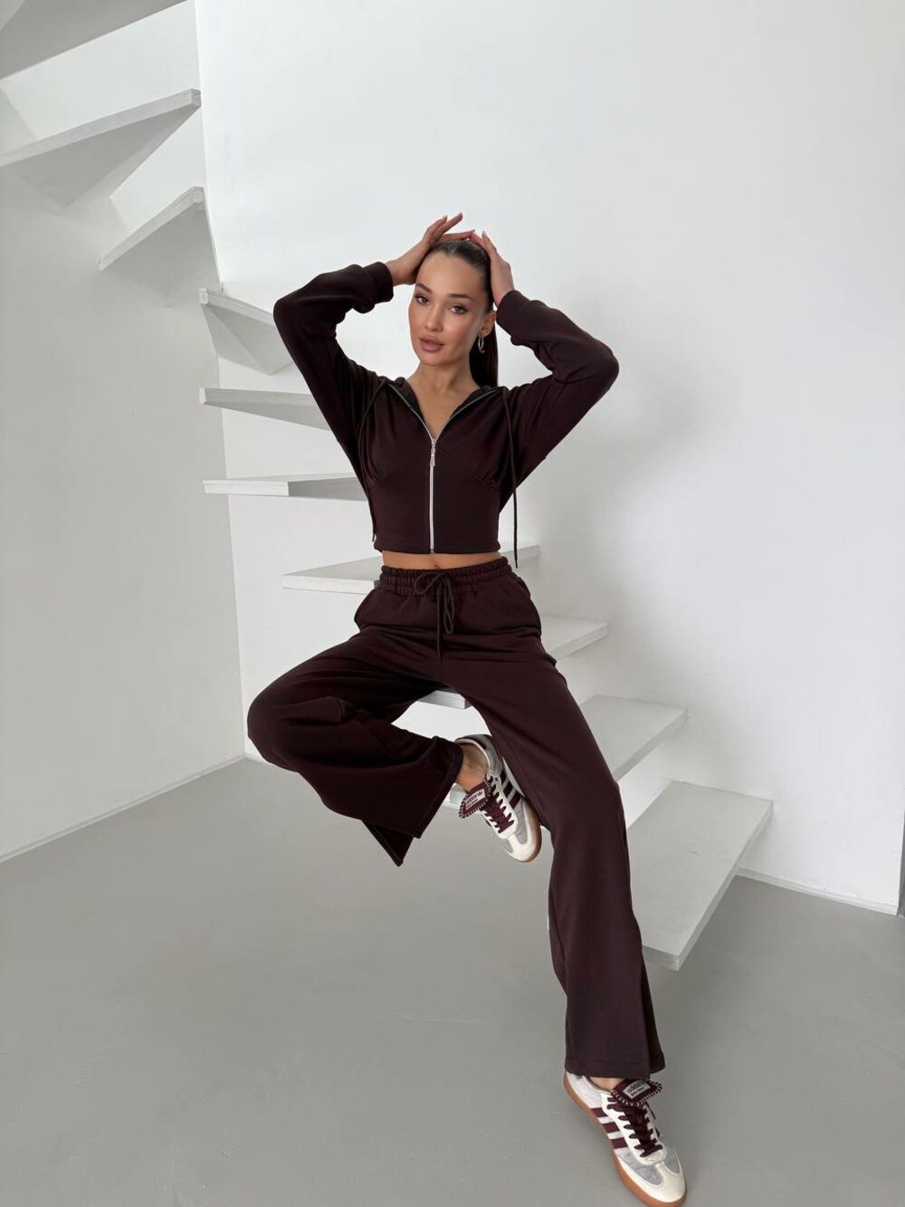 Костюм складається з укороченої кофти та брюк-палаццо, колір шоколад