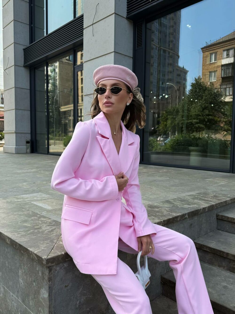 Костюм двійка складається з піджака та штанів, колір рожевий