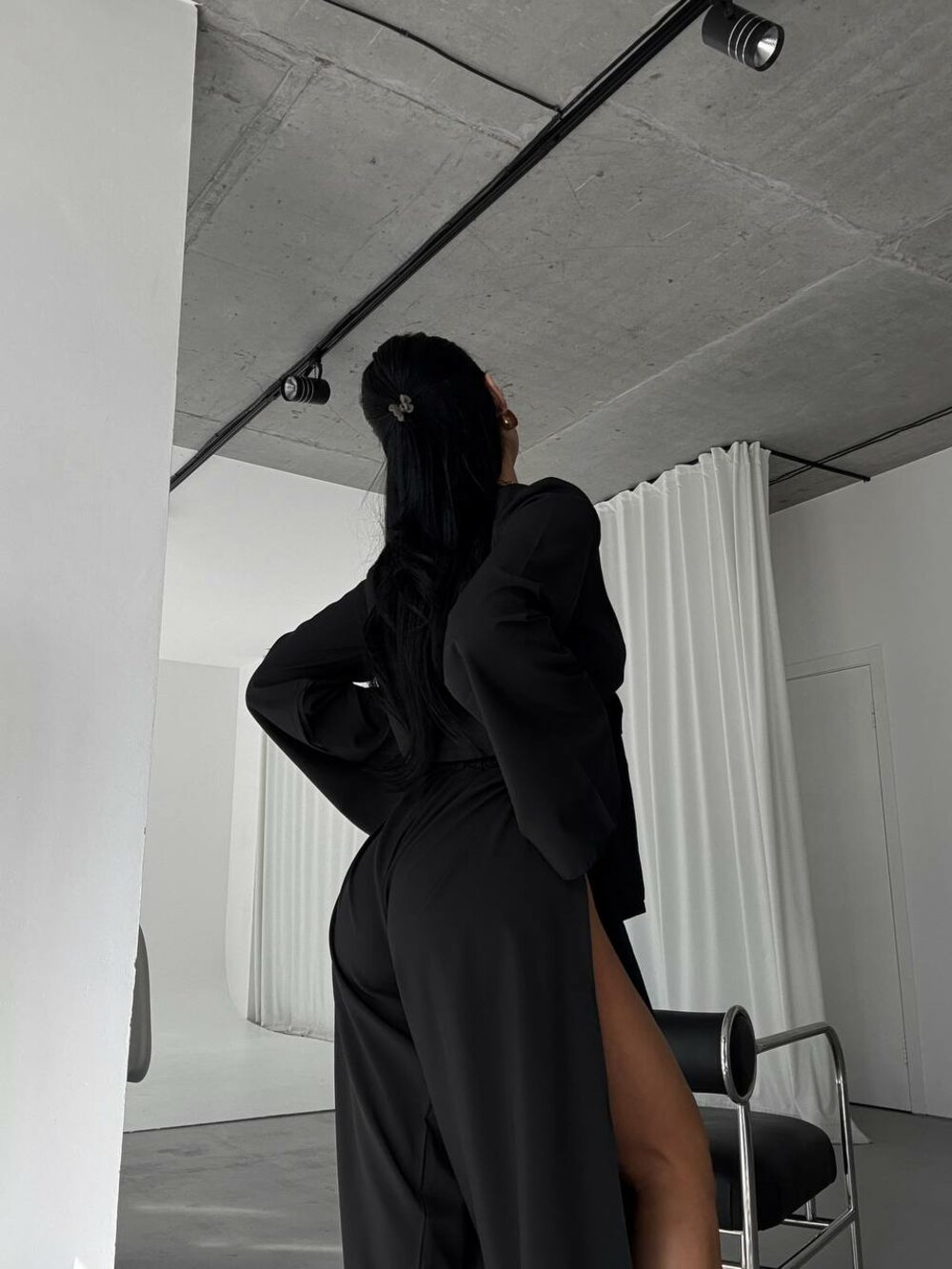 Костюм із штанів з розрізами та блузки, колір чорний