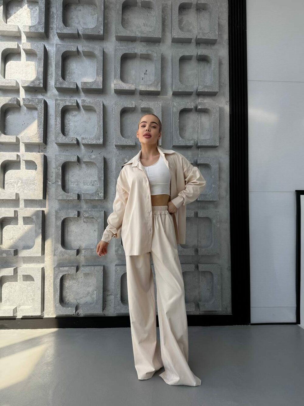 Костюм двійка з сорочкою та брюками вільного крою, колір бежевий.