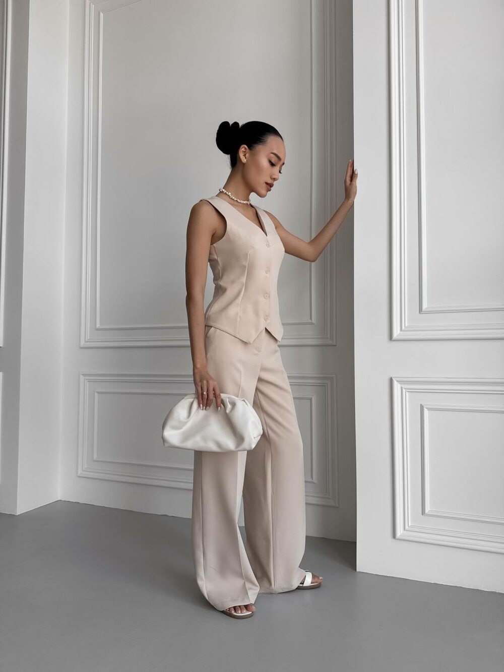 Костюм зісотет із жилетки та штанів, колір бежевий