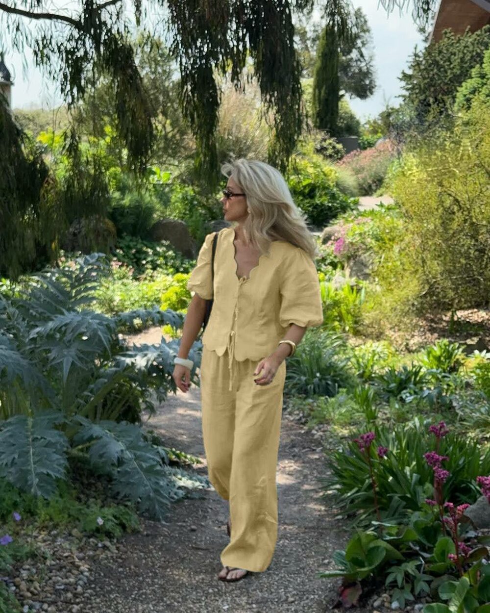 Костюм двійка складається з блузки та штанів, колір лимонний.