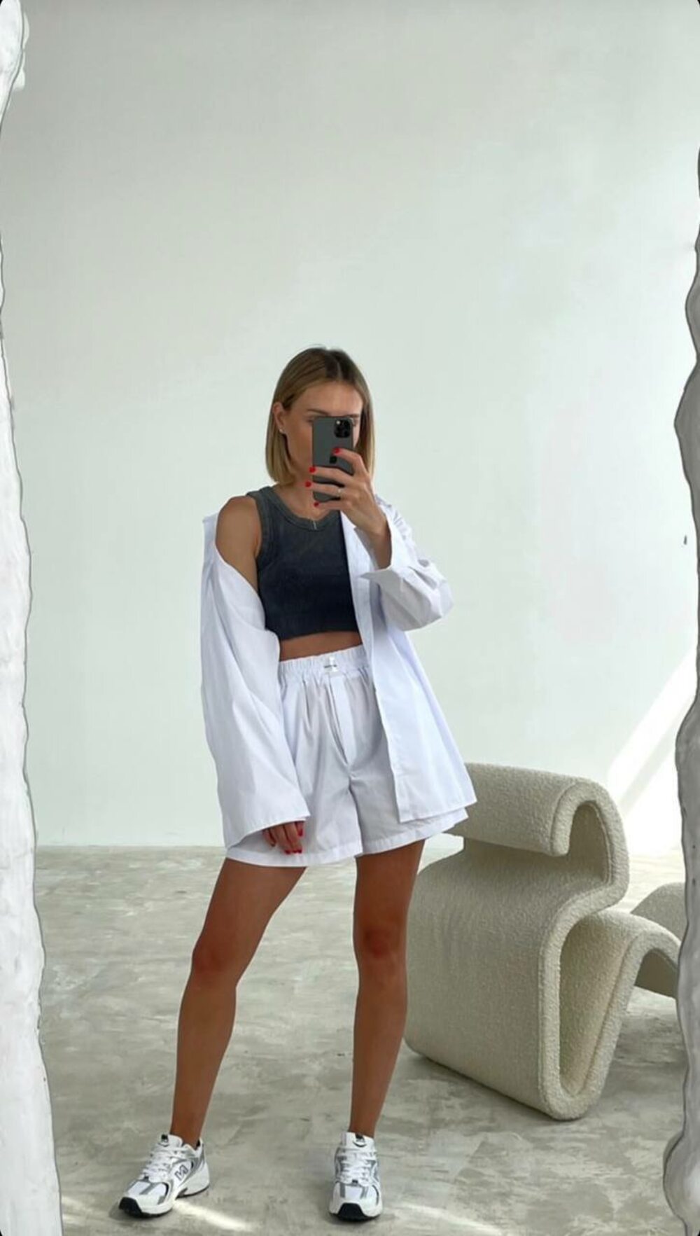 Костюм двійка складається з сорочки та шорт, колір білий