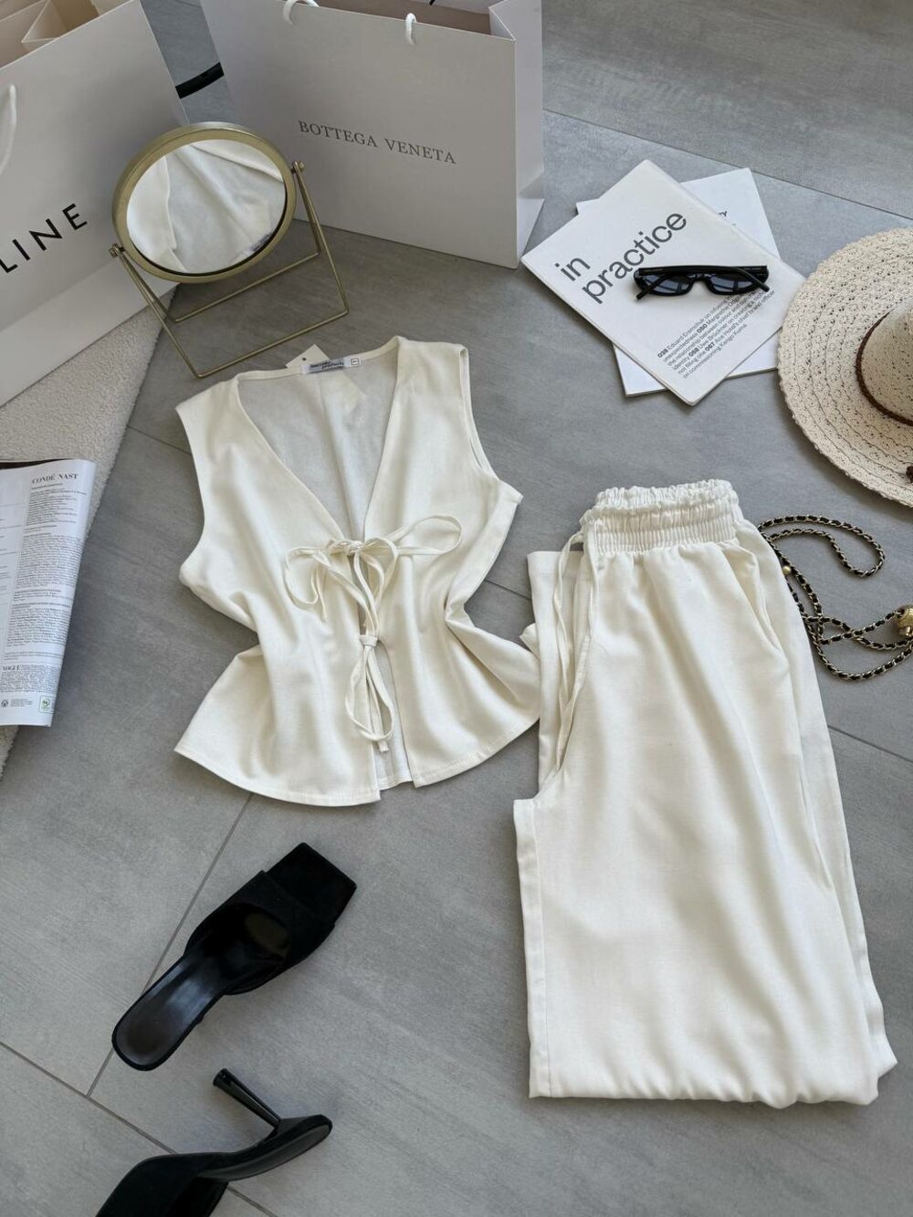 Костюм складається з жилета та штанів, колір молочний