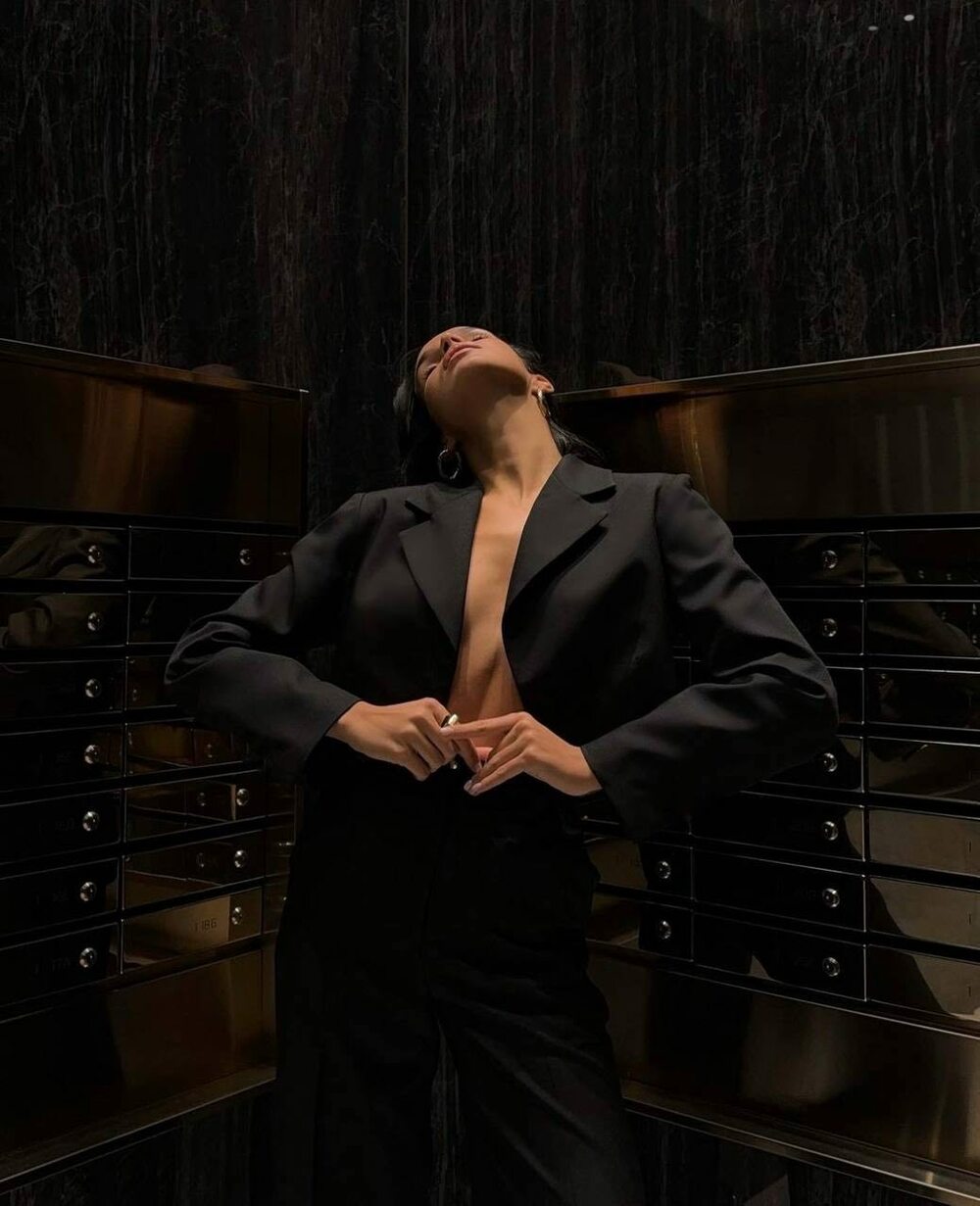 Костюм двійка складається з штанів палаццо та вкороченого піджака. Штани на високій посадці, кльош від стегна, піджак з плічками застібається на гудзики. Колір чорний