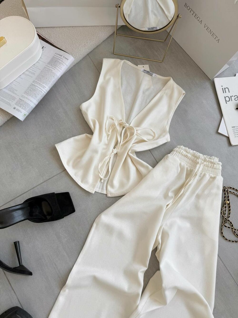 Костюм складається з жилета та штанів, колір молочний