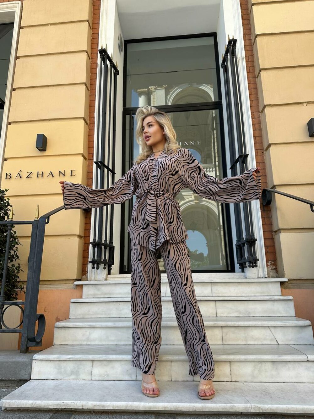 Костюм двійка складається з штанів і кімоно, колір бежевий