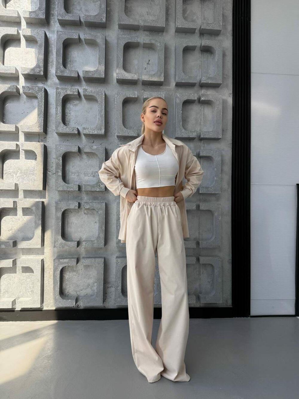 Костюм двійка з сорочкою та брюками вільного крою, колір бежевий.