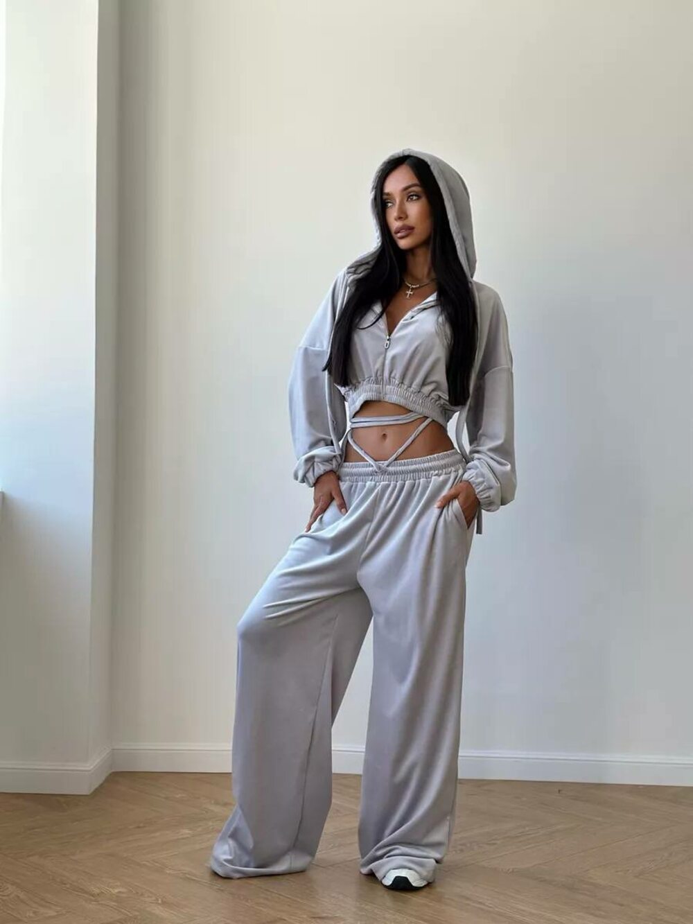 Велюровий костюм двійка складається з худі та штанів, колір сірий