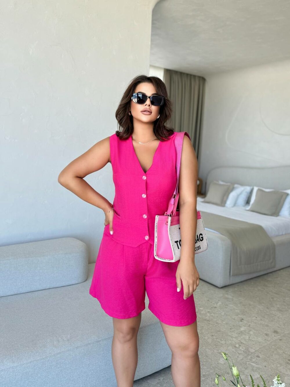 Костюм двійка із жилета та шорт, колір малиновий