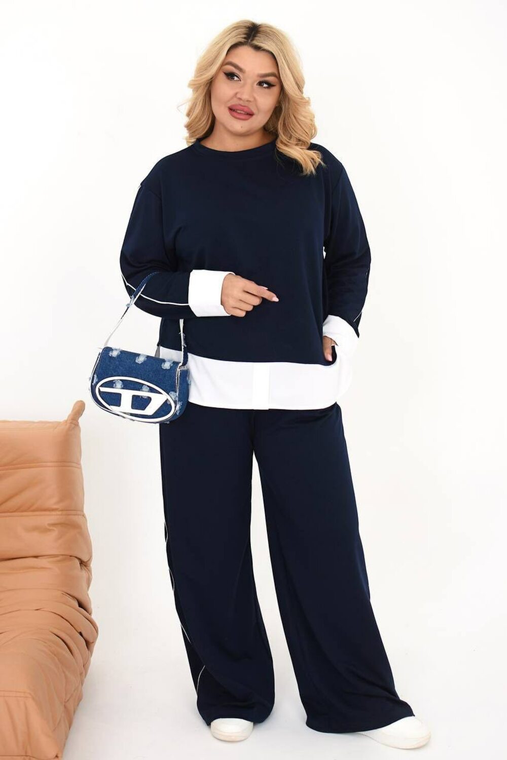 Костюм двійка складається з кофти оригінального крою і штанів палаццо. Колір синій. Костюм стильний та зручний, його елементи легко поєднувати з різними образами. Колір графіт.