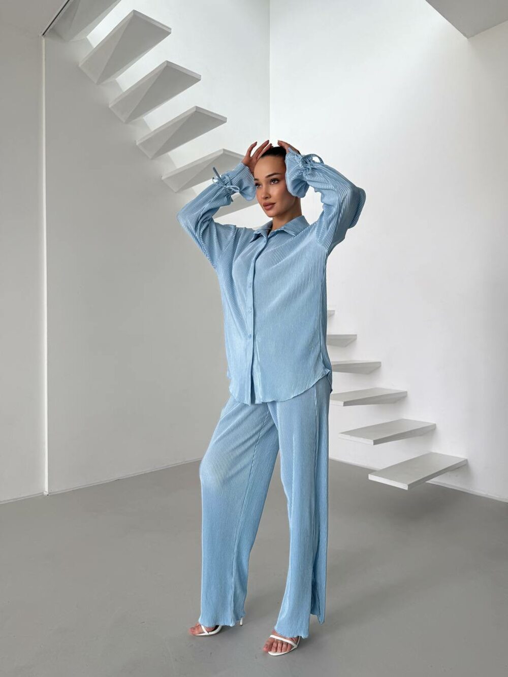 Костюм двойка сотоит из брюк и рубашки свободного кроя, цвет голубой