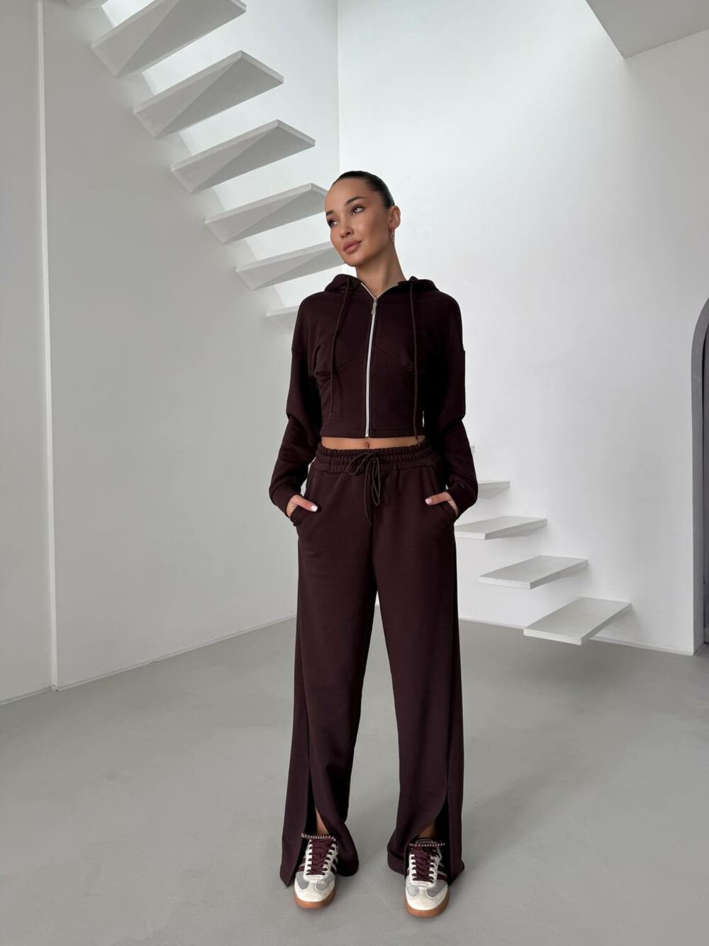 Костюм складається з укороченої кофти та брюк-палаццо, колір шоколад