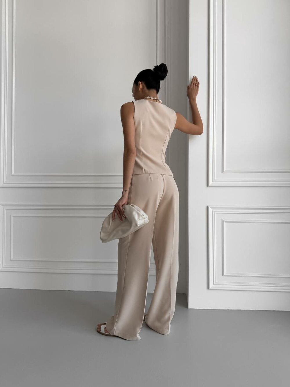 Костюм зісотет із жилетки та штанів, колір бежевий