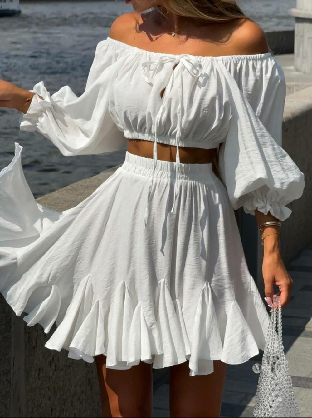 Костюм складається з топу та спідниці, колір молочний