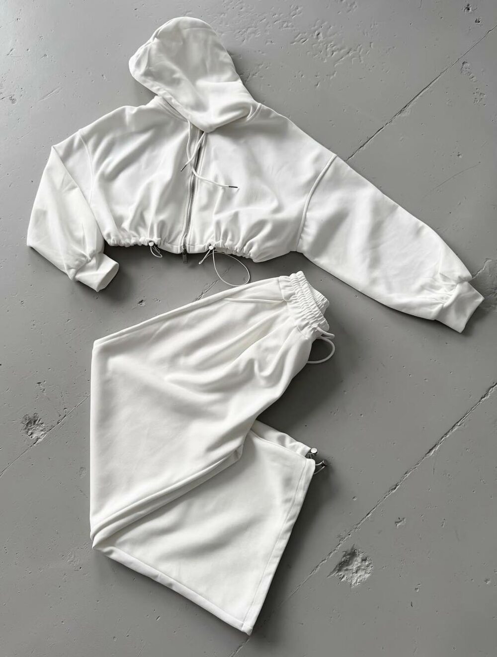 Костюм складається з укороченого худорлявого і штанів, колір меланж