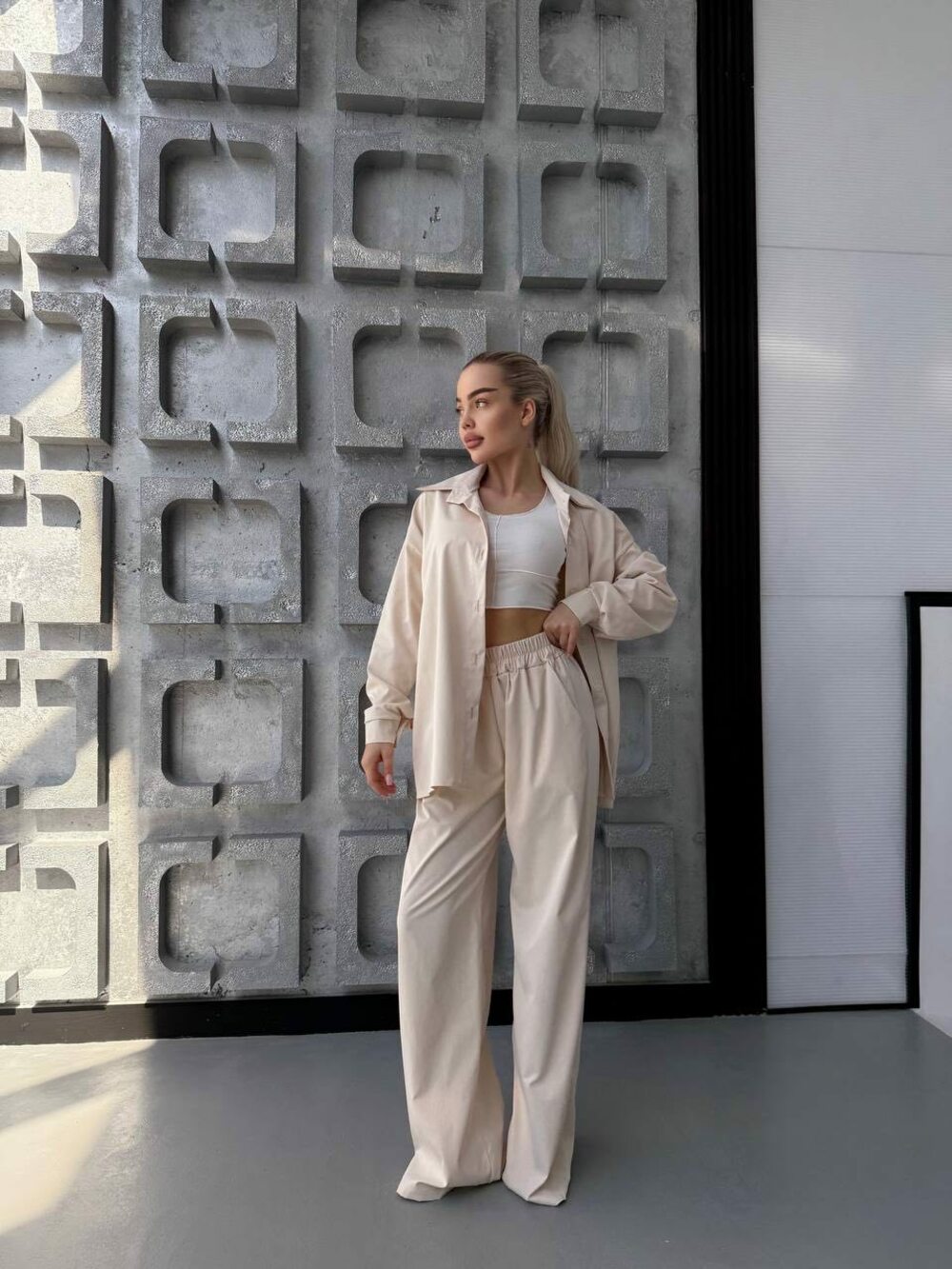 Костюм двійка з сорочкою та брюками вільного крою, колір бежевий.