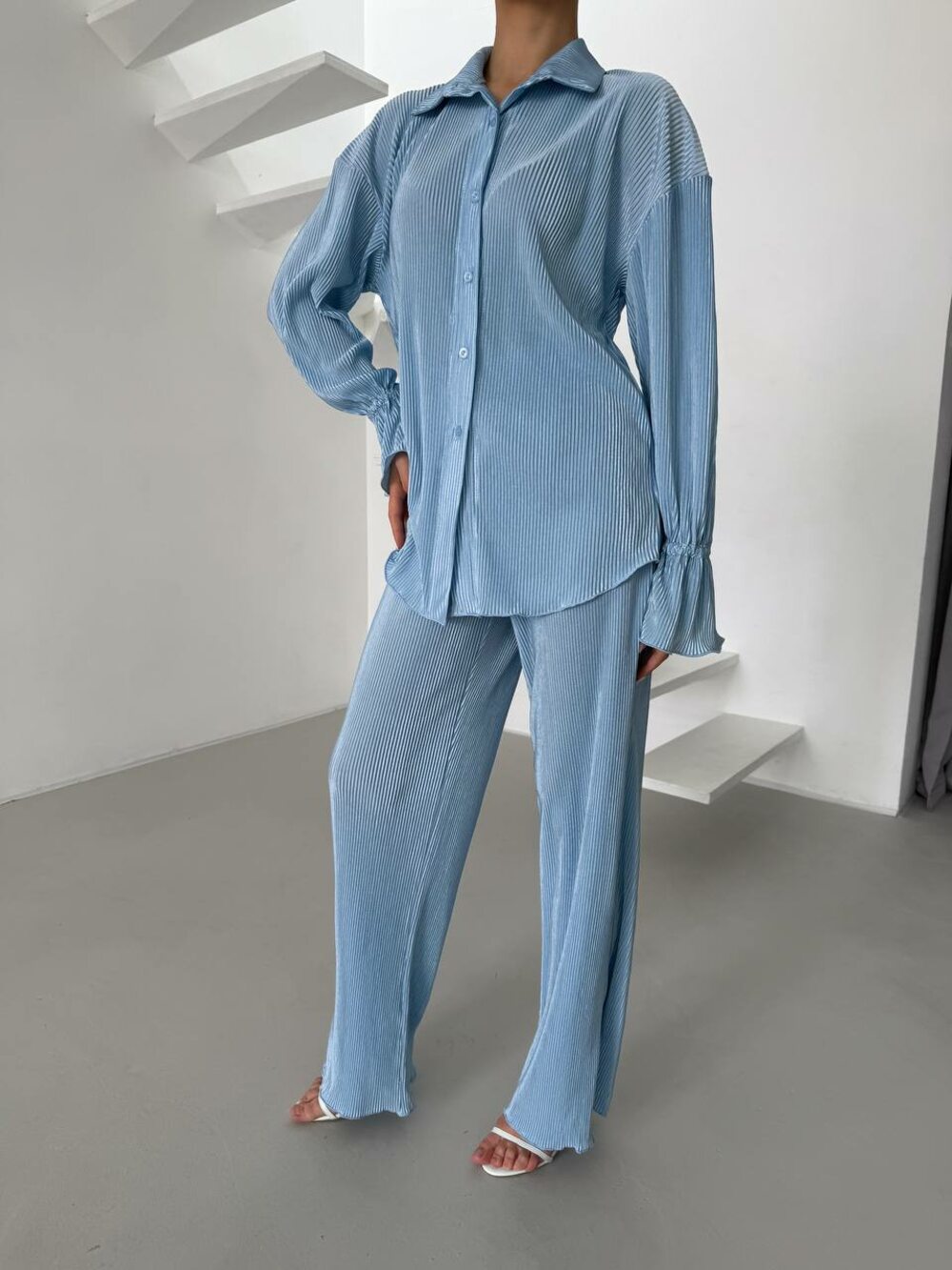 Костюм двойка сотоит из брюк и рубашки свободного кроя, цвет голубой
