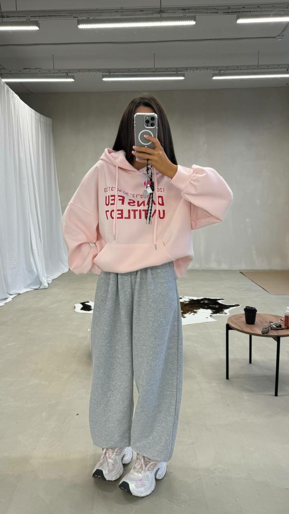 Костюм на флисе состоит из худи с принтом и штанов, цвет розовый