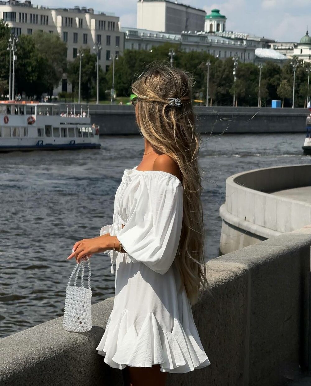 Костюм складається з топу та спідниці, колір молочний