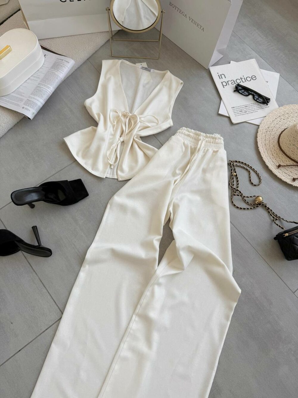 Костюм складається з жилета та штанів, колір молочний