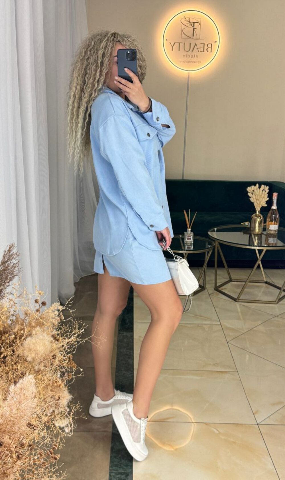 Костю двійка складається з сорочки оверсайз та спідниці, колір блакитний