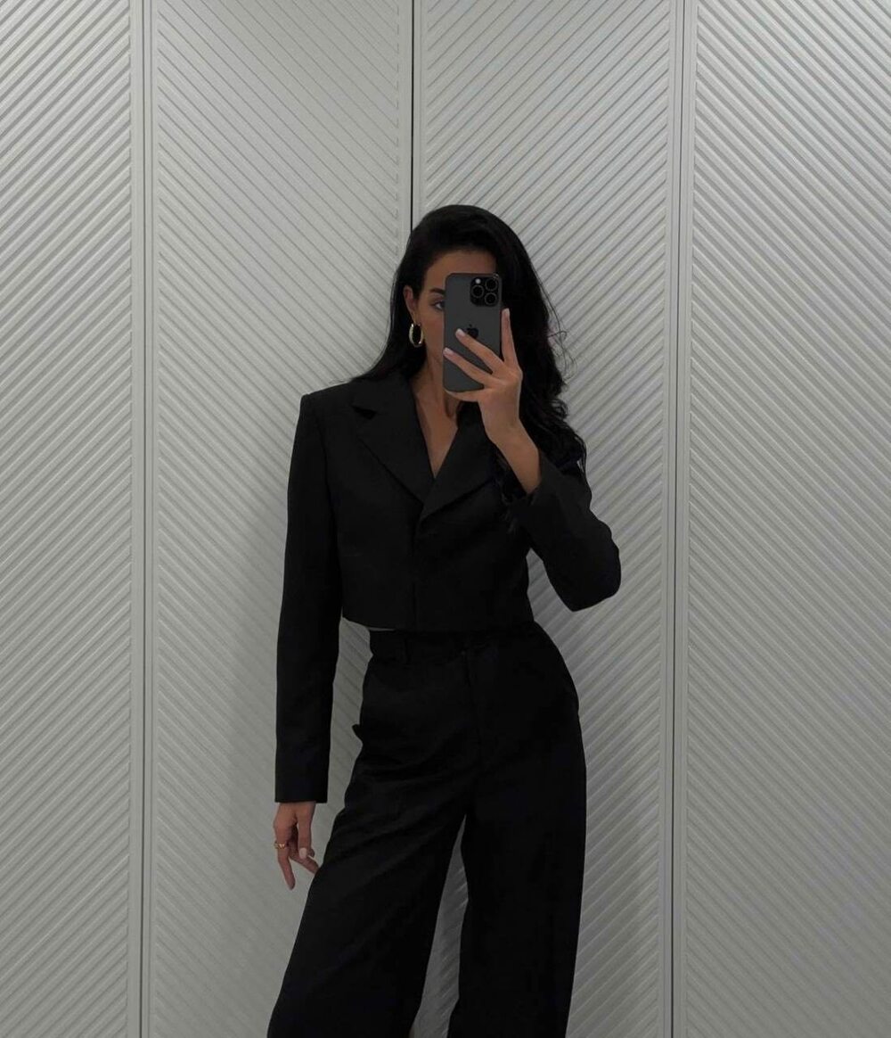 Костюм двійка складається з штанів палаццо та вкороченого піджака. Штани на високій посадці, кльош від стегна, піджак з плічками застібається на гудзики. Колір чорний