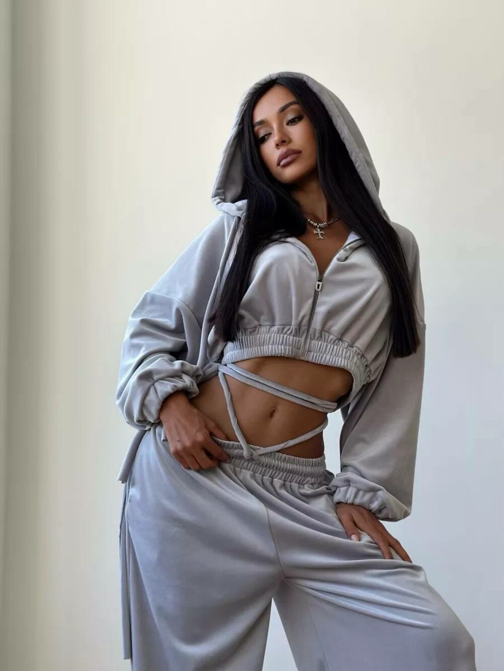 Велюровий костюм двійка складається з худі та штанів, колір сірий