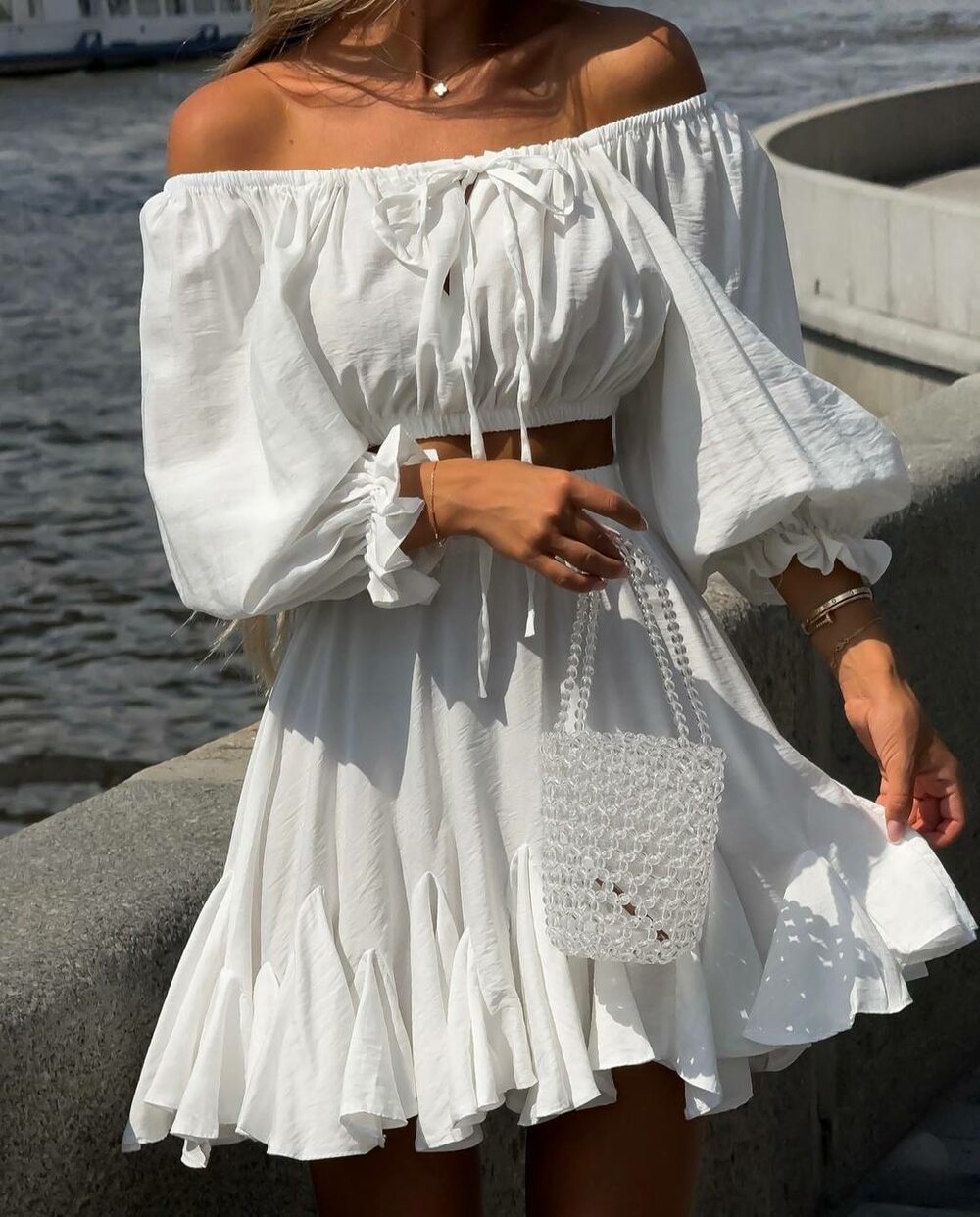 Костюм складається з топу та спідниці, колір молочний