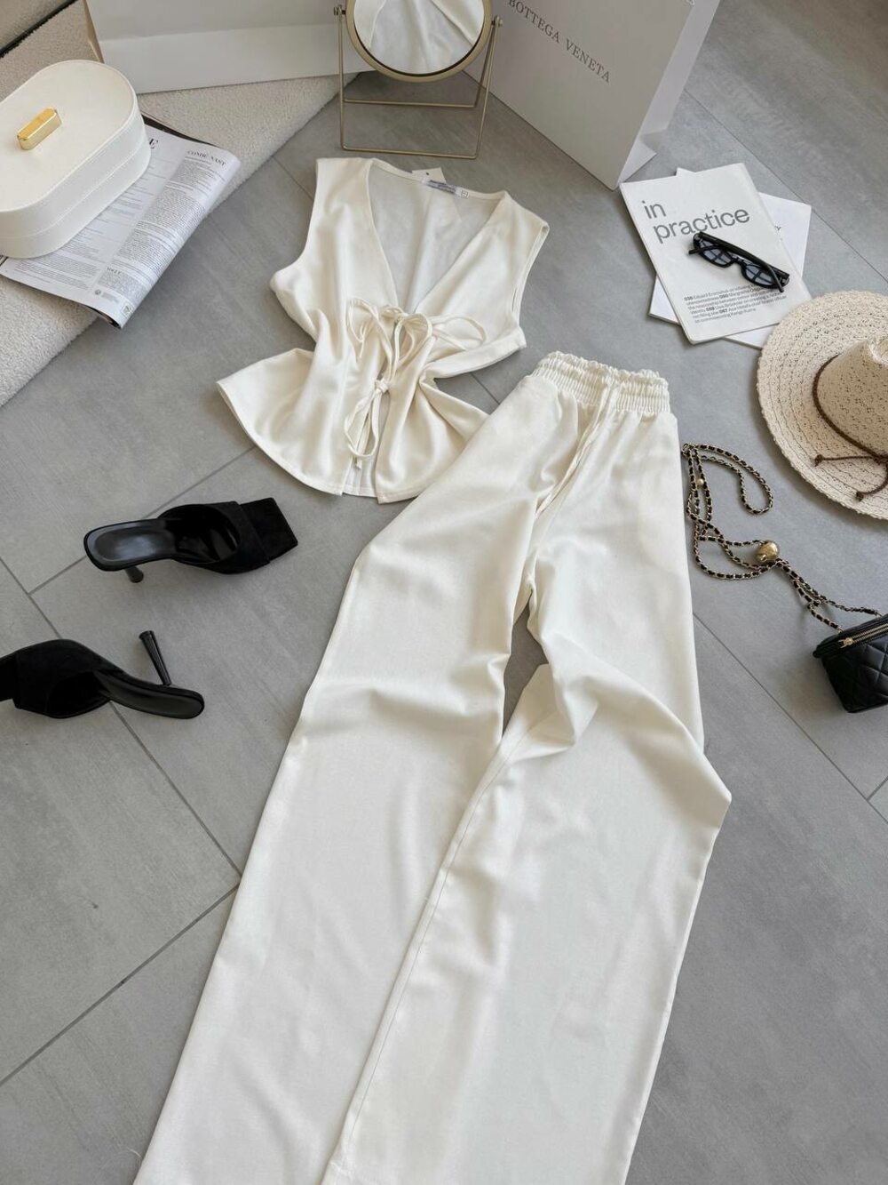 Костюм складається з жилета та штанів, колір молочний