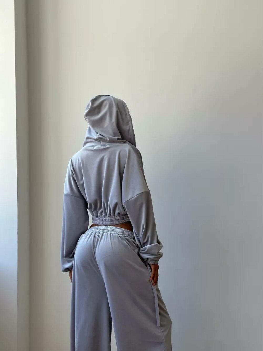Велюровий костюм двійка складається з худі та штанів, колір сірий
