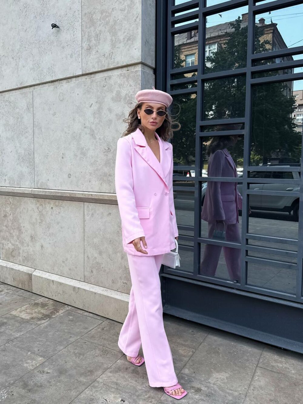 Костюм двійка складається з піджака та штанів, колір рожевий