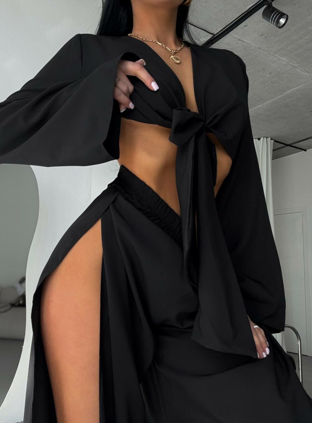 Костюм із штанів з розрізами та блузки, колір чорний