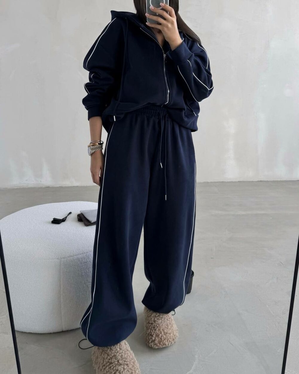 Костюм на флісі складається з кофти та штанів, колір синій