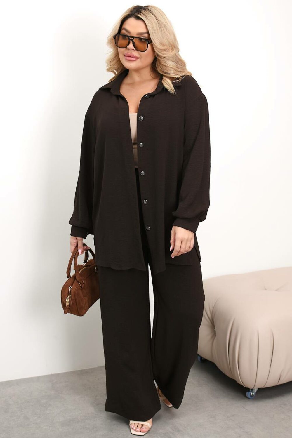 Костюм складається з штанів палаццо та сорочки, колір коричневий