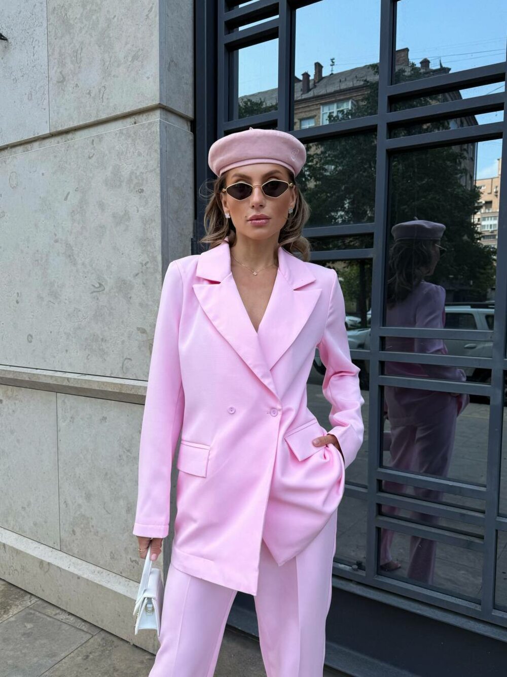 Костюм двійка складається з піджака та штанів, колір рожевий
