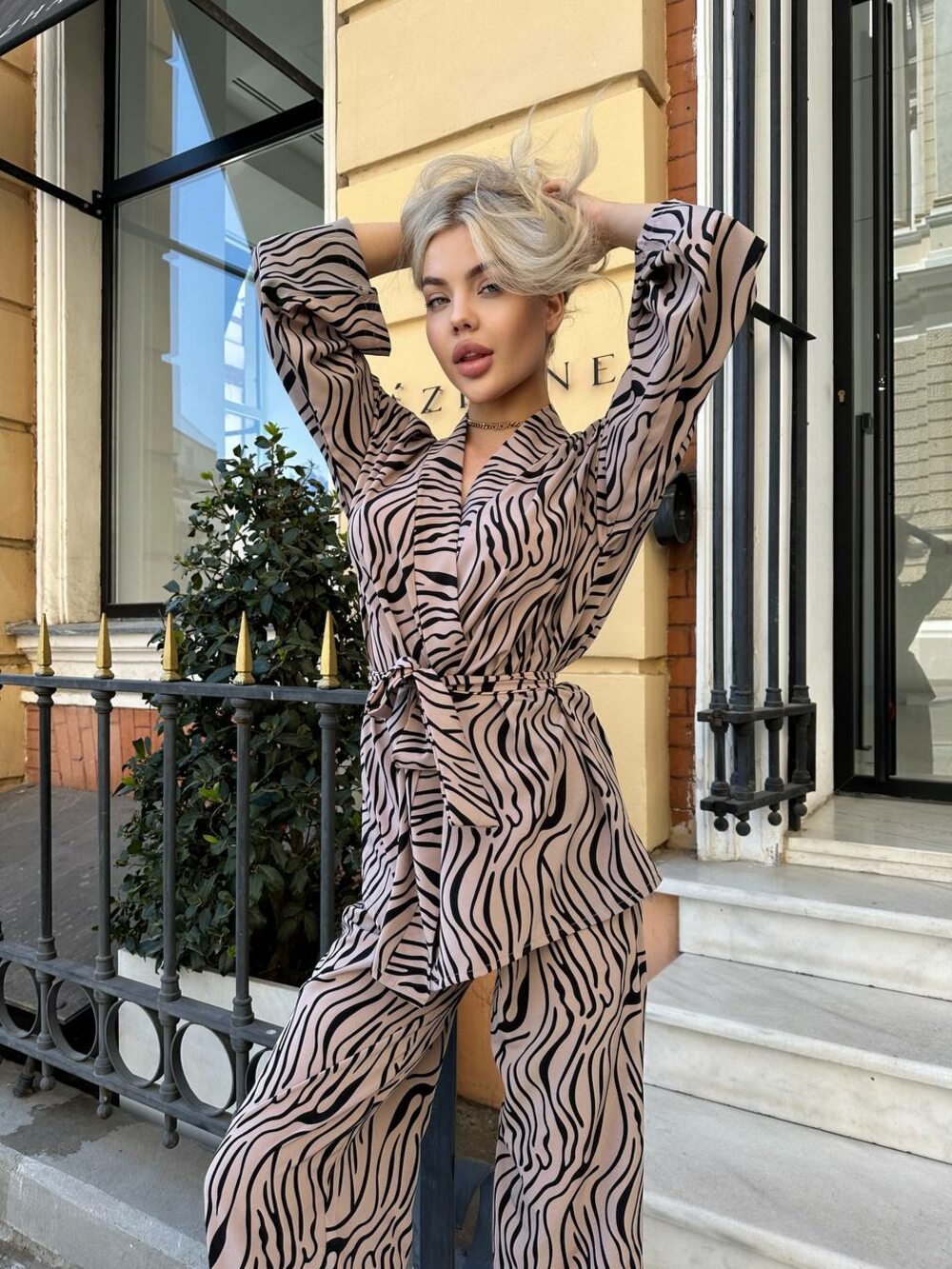 Костюм двійка складається з штанів і кімоно, колір бежевий