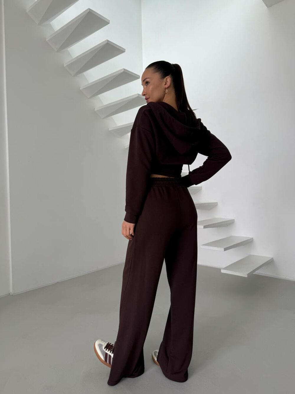 Костюм складається з укороченої кофти та брюк-палаццо, колір шоколад