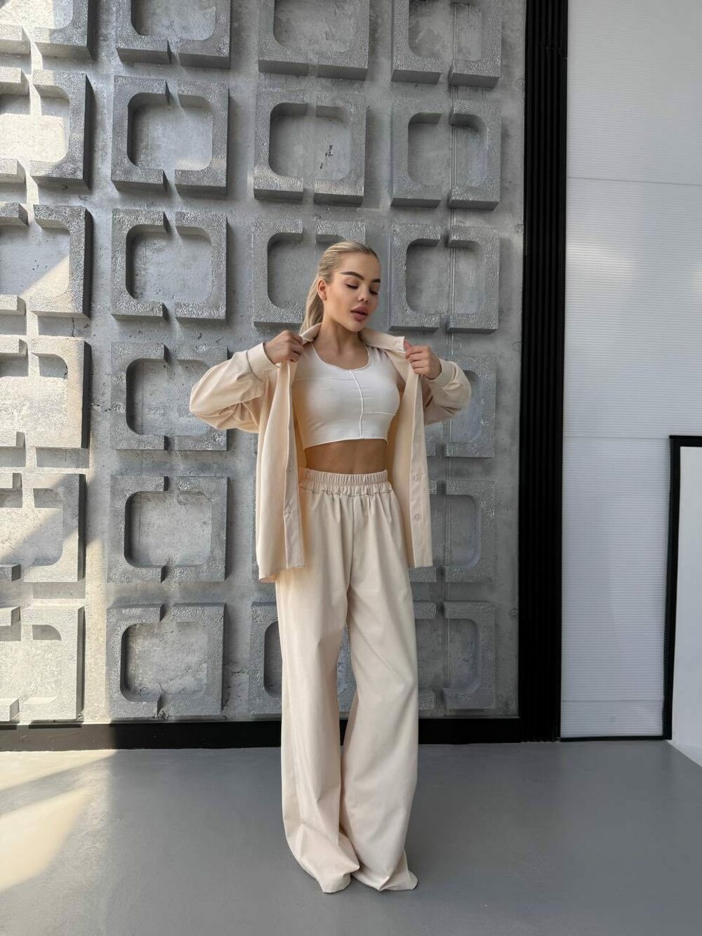 Костюм двійка з сорочкою та брюками вільного крою, колір бежевий.