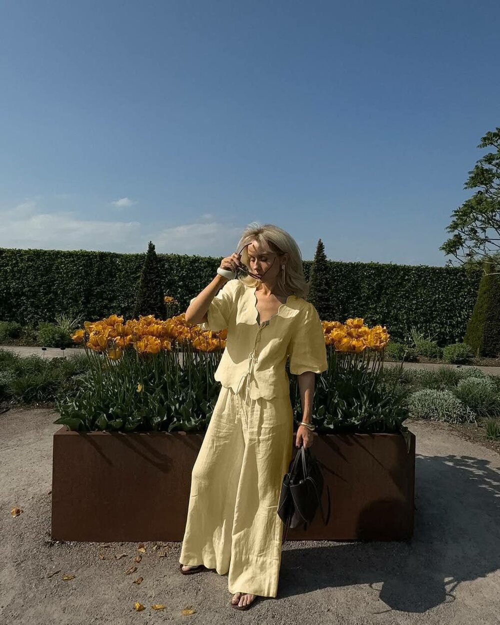 Костюм двійка складається з блузки та штанів, колір лимонний.