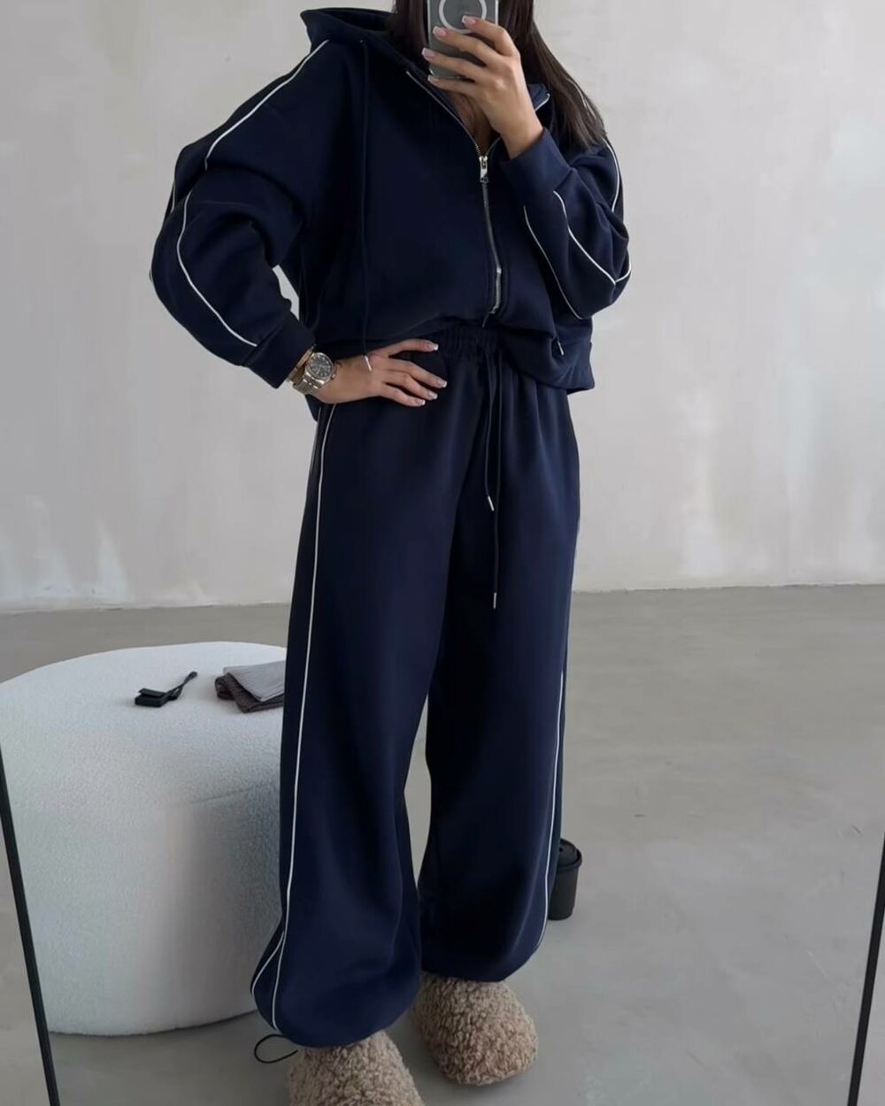 Костюм на флісі складається з кофти та штанів, колір синій