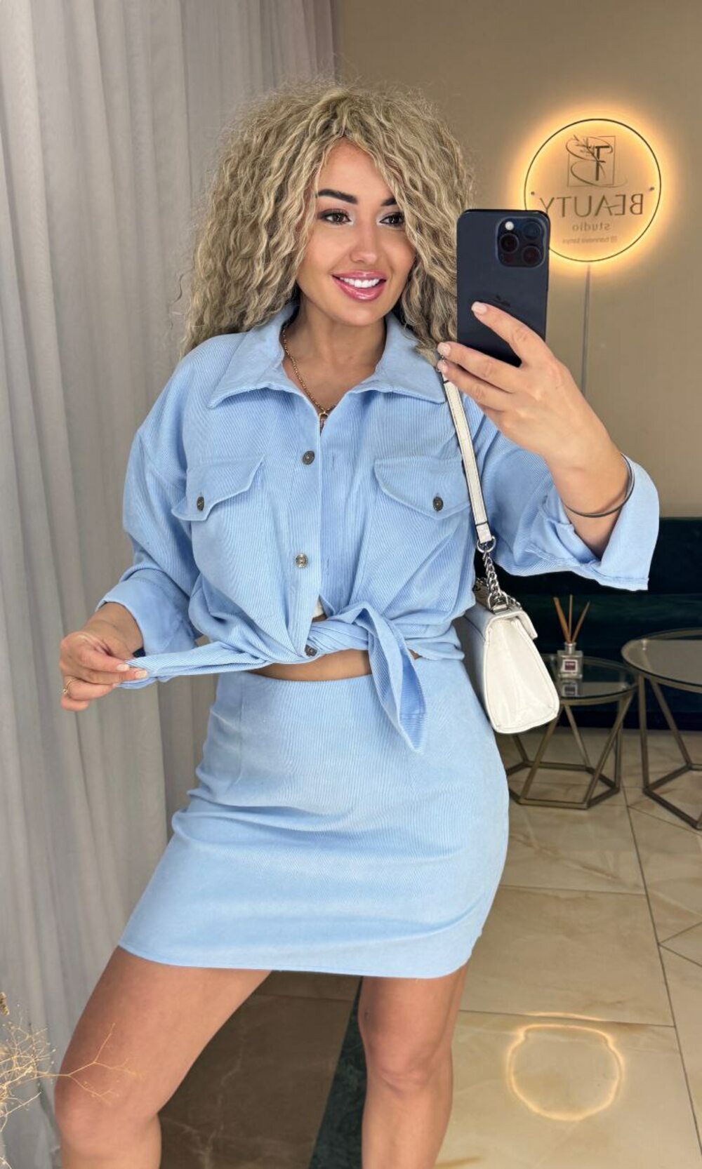 Костю двійка складається з сорочки оверсайз та спідниці, колір блакитний