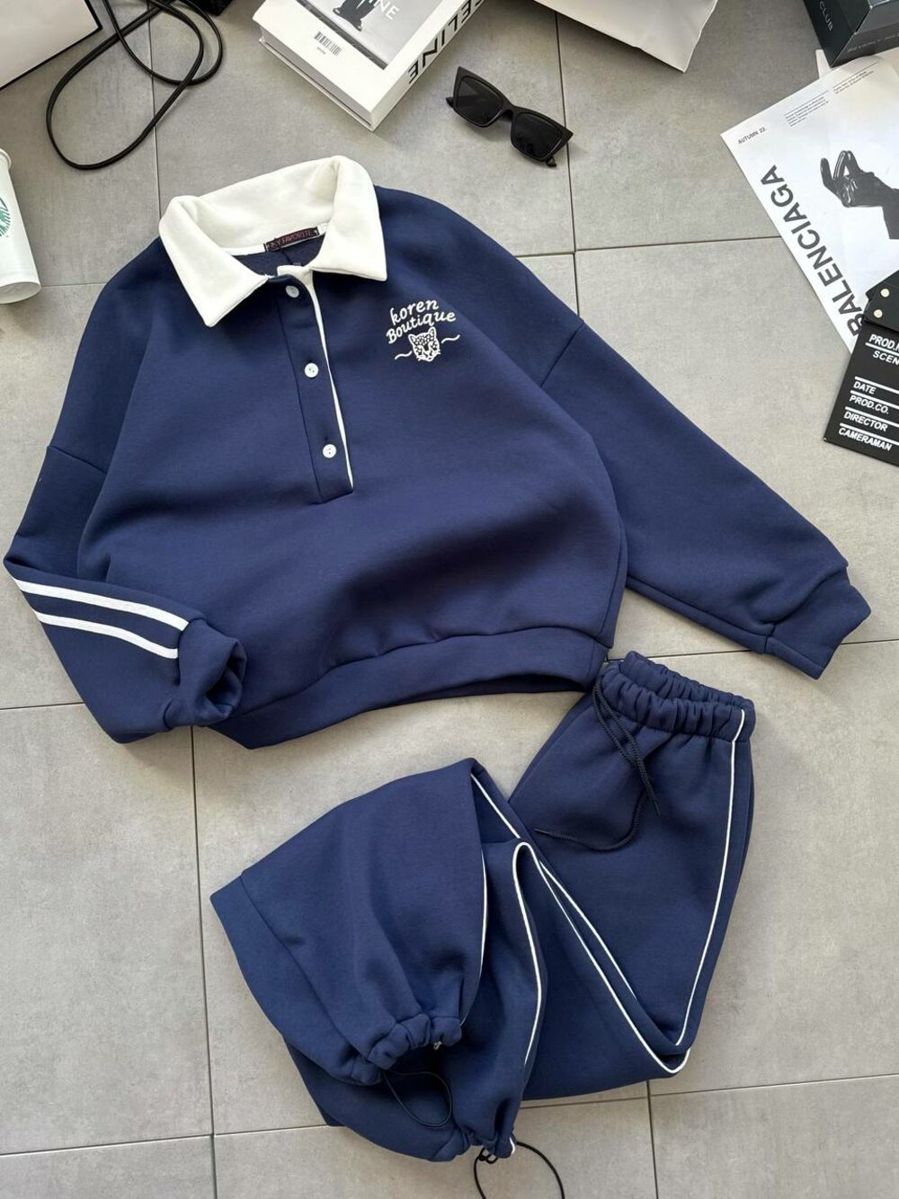 Костюм на флісі складається з кофти та штанів, колір синій