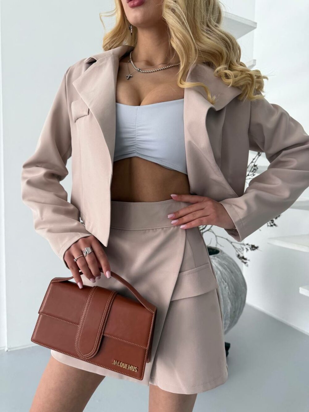 Костюм двійка з піджака та спідниці-шорт, колір бежевий