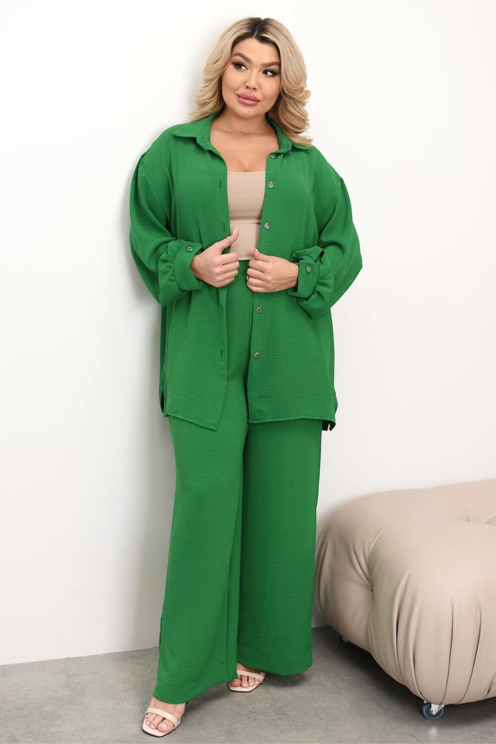 Костюм складається з штанів палаццо та сорочки, колір зелений